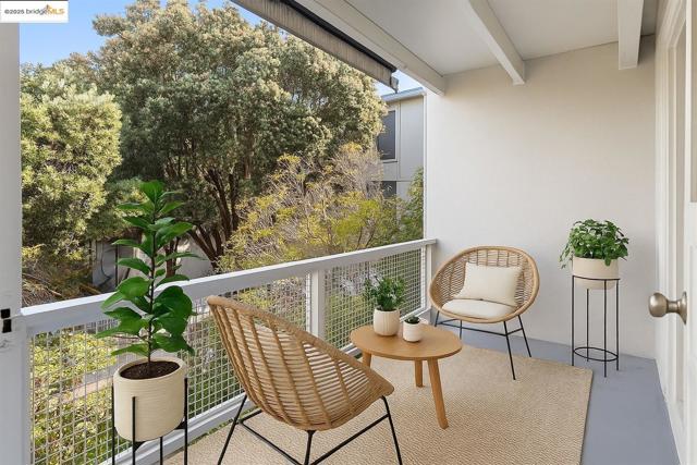 7 Commodore DR, Emeryville CA: https://media.crmls.org/mediaz/9ac81535-a3b7-43b8-b0f7-a12dc51c639d.jpg