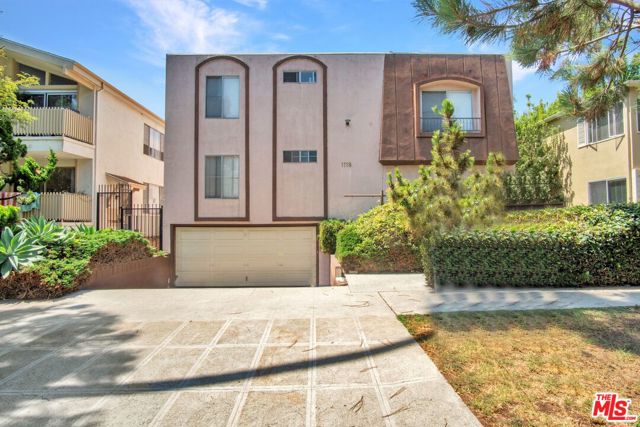 1118 9th Street, Santa Monica CA: https://media.crmls.org/mediaz/9ac86dc2-b820-4f9a-8f2b-7325bfef7e16.jpg