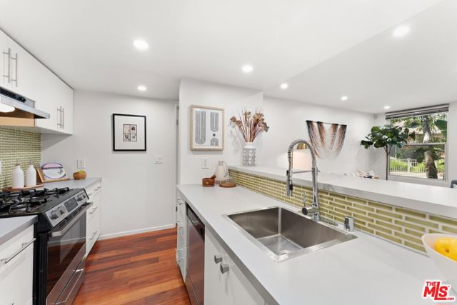 960 Sanborn Avenue, Los Angeles CA: https://media.crmls.org/mediaz/9ac88845-80d0-44c7-8484-b3f4f0b970f6.jpg