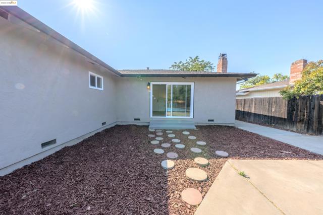 3354 S Francisco Way, Antioch CA: https://media.crmls.org/mediaz/9ac96e10-3f3a-4e56-92e4-01f5010eac23.jpg