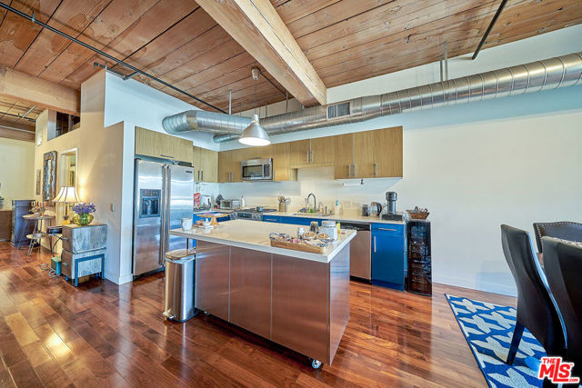 530 S Hewitt Street, Los Angeles CA: https://media.crmls.org/mediaz/9aca387a-2ead-4636-954a-a8e0710c8471.jpg