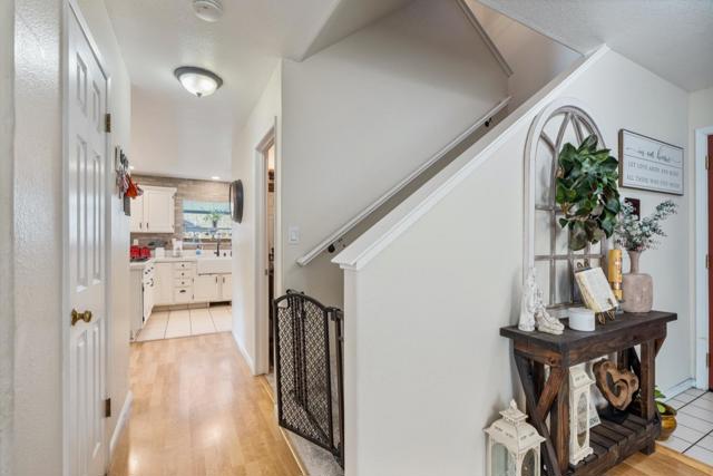 1090 Los Altos Drive, Hollister CA: https://media.crmls.org/mediaz/9aca8572-8ffd-43ee-81ba-c590887ea087.jpg