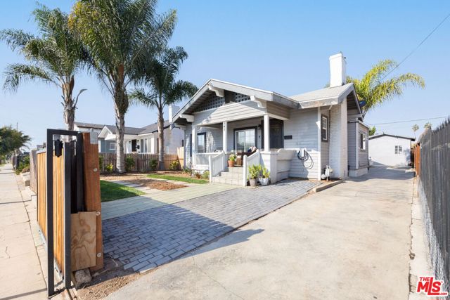 341 E 64th Street, Los Angeles CA: https://media.crmls.org/mediaz/9acba3d4-960d-4357-9393-96d93c5e2714.jpg