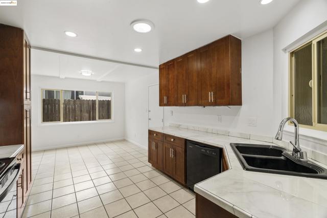 2847 Shane Dr, Richmond CA: https://media.crmls.org/mediaz/9acbbcdb-5bf1-4657-8ea9-5329e6a25993.jpg