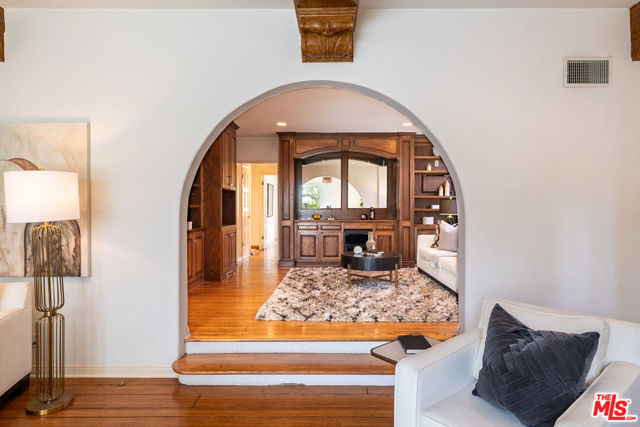 475 S Rodeo Drive, Beverly Hills CA: https://media.crmls.org/mediaz/9acbfd64-d274-4648-817b-e33f0fdc94fd.jpg