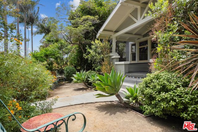 813 Crestmoore Place, Venice CA: https://media.crmls.org/mediaz/9acc16dd-fc37-45a2-9f50-80b882cda7a2.jpg