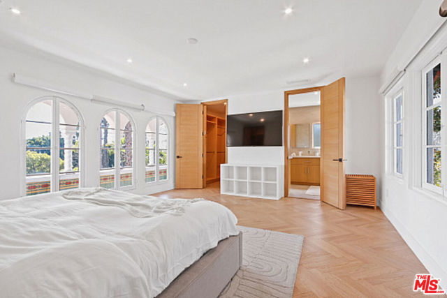 9451 Sunset Boulevard, Beverly Hills CA: https://media.crmls.org/mediaz/9acca429-43d0-4c1c-af41-6540e849479a.jpg