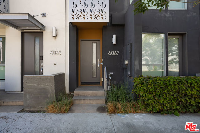 6067 W Studio Court, Los Angeles CA: https://media.crmls.org/mediaz/9acd1148-a549-4fcc-b0fd-52ab6b2b96de.jpg