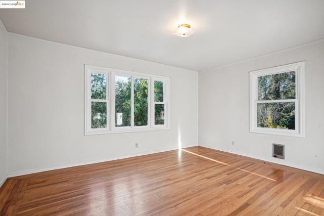 6576 Lucas AVE, Oakland CA: https://media.crmls.org/mediaz/9acd9e66-e2f2-4f6f-bc0a-2245f9775be9.jpg