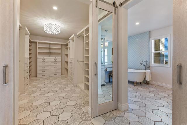 6817 Vianda Ct Court, Carlsbad CA: https://media.crmls.org/mediaz/9acddc54-343a-4604-9ada-7d08cbf39709.jpg