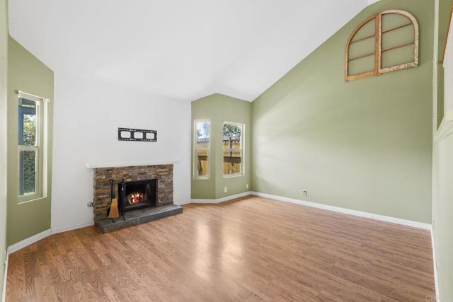 Detail Gallery Image 4 of 35 For 2425 Hawthorn Glen, Escondido,  CA 92027 - 3 Beds | 2 Baths