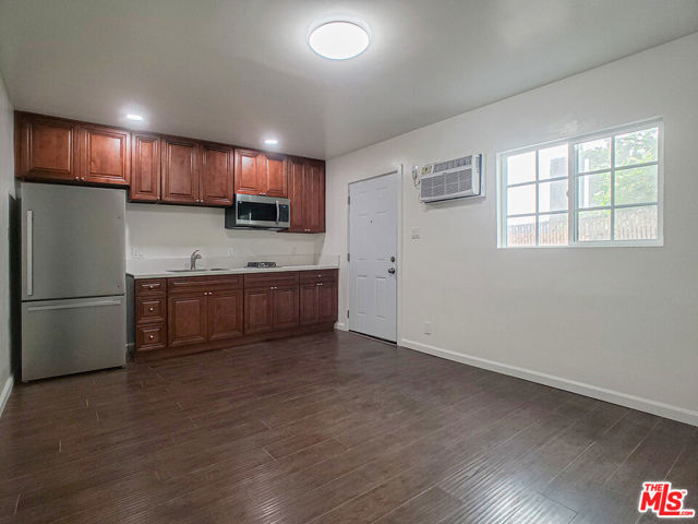 453 N Kingsley Drive, Los Angeles CA: https://media.crmls.org/mediaz/9ad072a3-2786-409f-901d-37f130e98f1a.jpg
