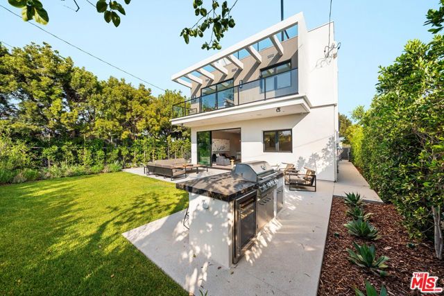 1213 Pine Street, Santa Monica CA: https://media.crmls.org/mediaz/9ad15797-cc0e-4f03-8e9c-3c565660d106.jpg