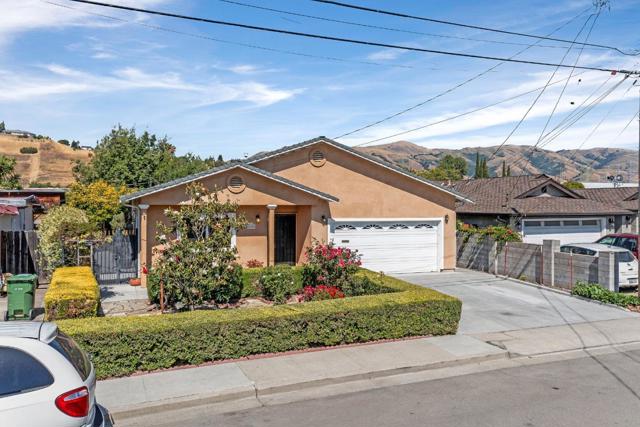 43270 Newport, Fremont CA: https://media.crmls.org/mediaz/9ad15c96-3fc5-4e6f-9b93-f381f7626b37.jpg