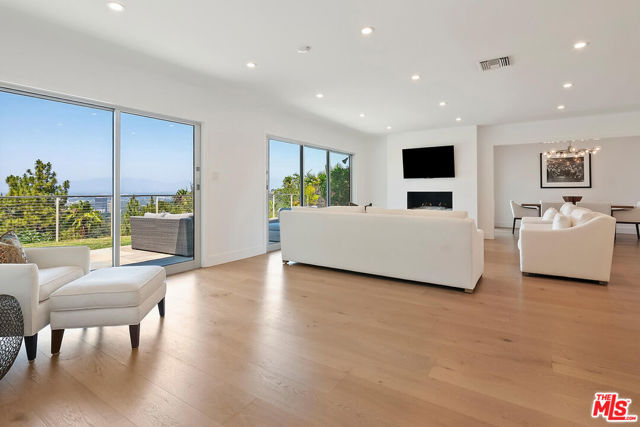 3482 Vista Haven Road, Sherman Oaks CA: https://media.crmls.org/mediaz/9ad1c231-164a-4ccc-926f-720e79186522.jpg