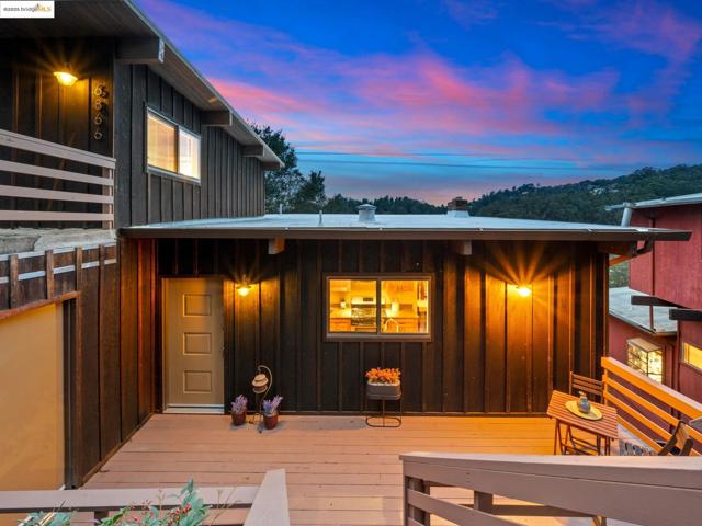 6866 Thornhill Dr, Oakland CA: https://media.crmls.org/mediaz/9ad21bce-15fa-4caa-839c-c96463793c3e.jpg