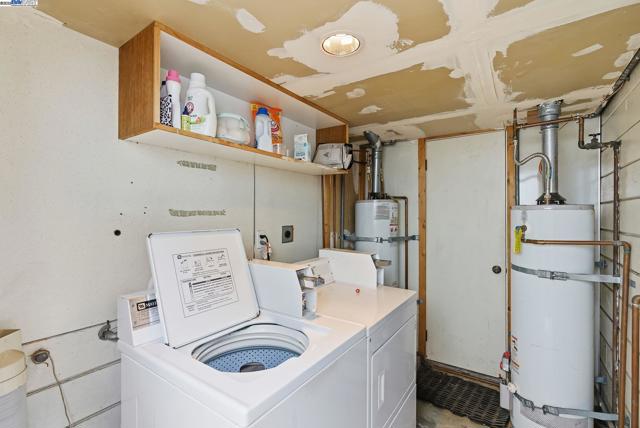 2133 Clinton Ave, Alameda CA: https://media.crmls.org/mediaz/9ad21e54-bb7f-4d1f-a89e-2c61b677df52.jpg