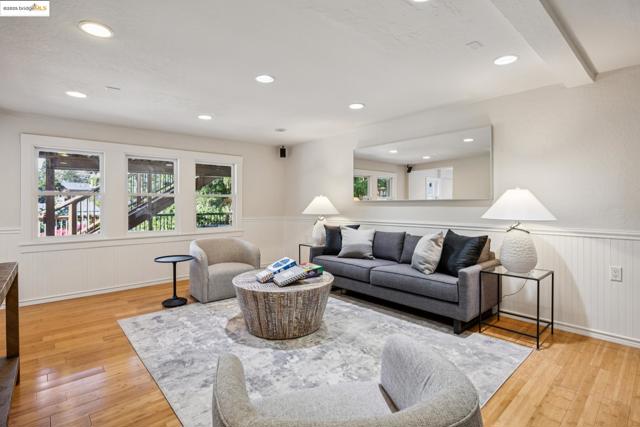 700 Longridge Rd, Oakland CA: https://media.crmls.org/mediaz/9ad25345-1b7c-490e-a25e-478895b3ae18.jpg