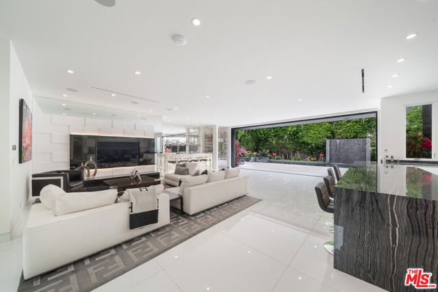 511 N Rexford Drive, Beverly Hills CA: https://media.crmls.org/mediaz/9ad257aa-ac2f-4049-96a4-31a0d152634b.jpg