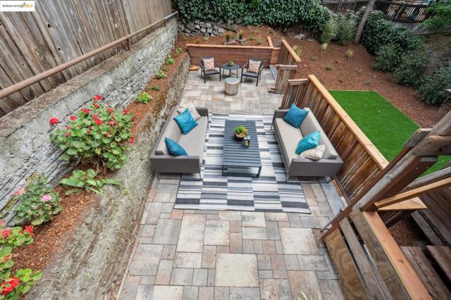 485 Hardy St, Oakland CA: https://media.crmls.org/mediaz/9ad26264-1a60-481f-ae3c-ca4e044ba4cb.jpg