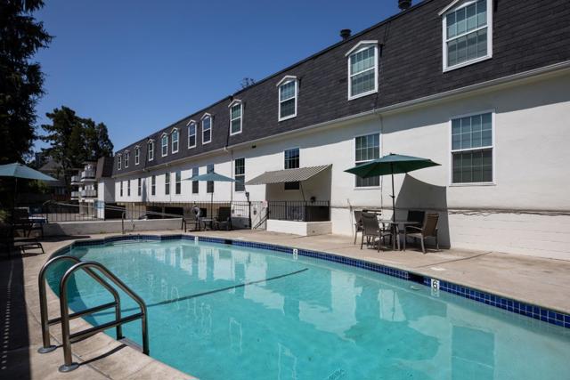 445 Oak Grove Avenue, Menlo Park CA: https://media.crmls.org/mediaz/9ad32270-8dea-4746-ae2e-a43b5a97be52.jpg