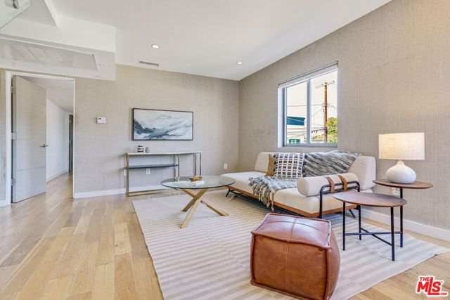 809 Brooks Avenue, Venice CA: https://media.crmls.org/mediaz/9ad39e82-bad7-459e-b4d6-306d73a9addf.jpg
