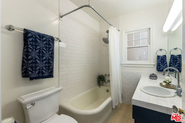 7361 Oakwood Avenue, Los Angeles CA: https://media.crmls.org/mediaz/9ad3b79c-937f-4e5e-bb55-a001681acda1.jpg
