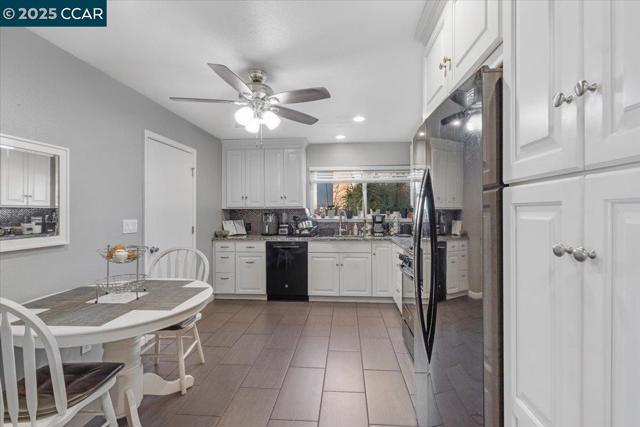 2644 E Olivera Rd, Concord CA: https://media.crmls.org/mediaz/9ad50da3-509b-4983-aeb8-a265ed3ab83e.jpg