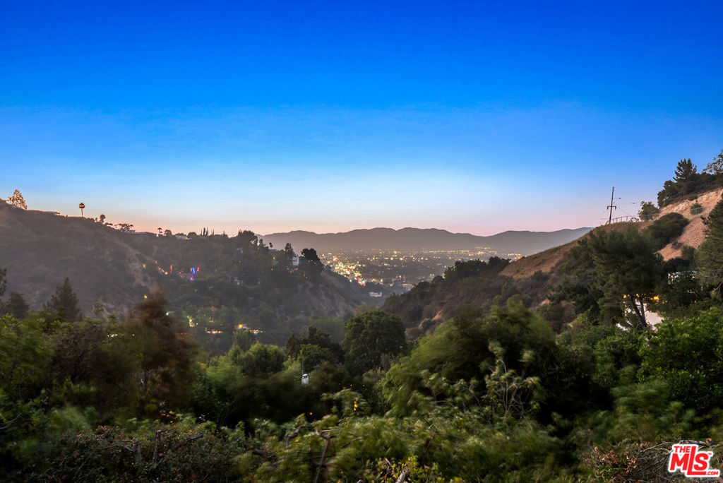 https://media.crmls.org/mediaz/9ad5638a-93d6-4f8a-be61-c11403279057.jpg?preset=X-Large