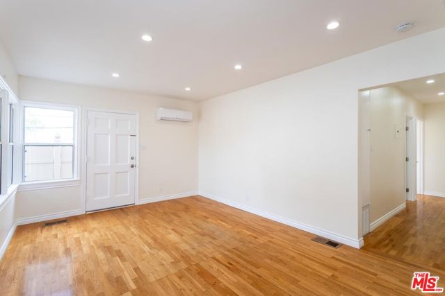 200 W Palmer Avenue, Glendale CA: https://media.crmls.org/mediaz/9ad58bb1-3db1-42cb-b413-681167a7c00e.jpg