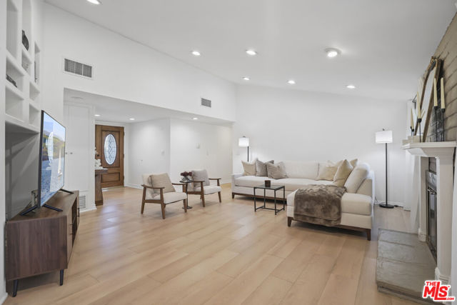 20338 Coulson Street, Woodland Hills CA: https://media.crmls.org/mediaz/9ad5a909-2697-4a7b-b8ff-6f106eaf4464.jpg
