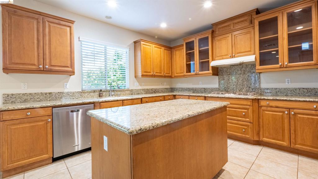 https://media.crmls.org/mediaz/9ad6e4f9-0b32-4739-af58-d43d2be3be83.jpg?preset=X-Large