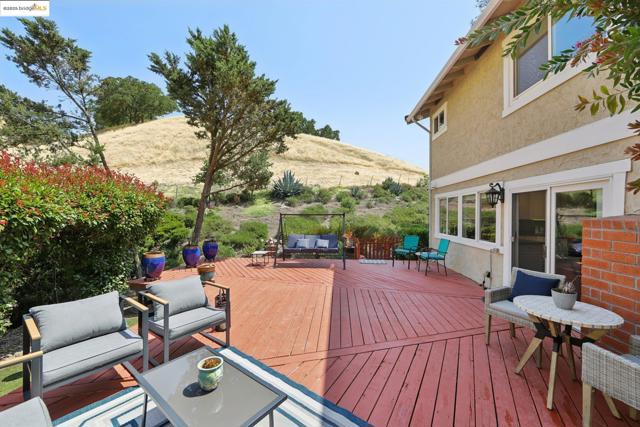 2353 Benham Ct, Walnut Creek CA: https://media.crmls.org/mediaz/9ad7a3b8-3d9e-4b48-bfdd-233e20d67799.jpg