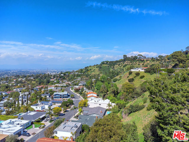2925 Dona Susana Drive, Studio City CA: https://media.crmls.org/mediaz/9ad8cf30-eac1-4b8a-a0b5-a7c1568212ec.jpg