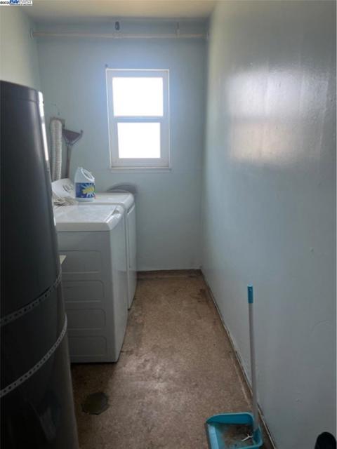 4201 West St, Oakland CA: https://media.crmls.org/mediaz/9ad997b4-4623-4199-b0e3-0a5e8dd137cb.jpg