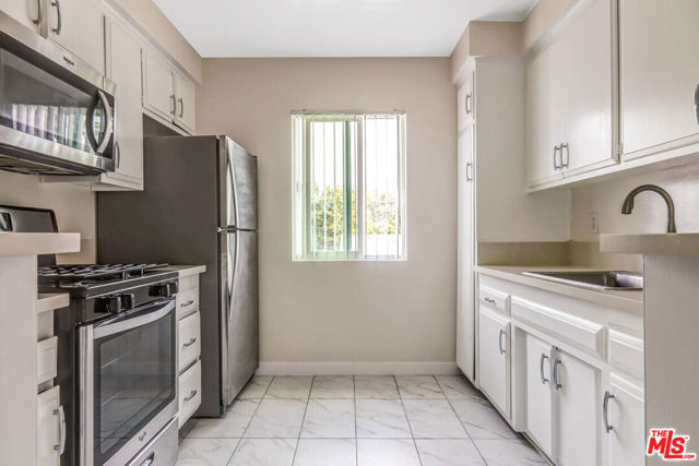 423 N Harvard Boulevard, Los Angeles CA: https://media.crmls.org/mediaz/9ada62d1-9fe5-4a58-b602-39b0e4af9ff3.jpg