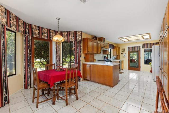 Detail Gallery Image 11 of 54 For 2394 Vista Grande, Vista,  CA 92084 - 3 Beds | 2/1 Baths