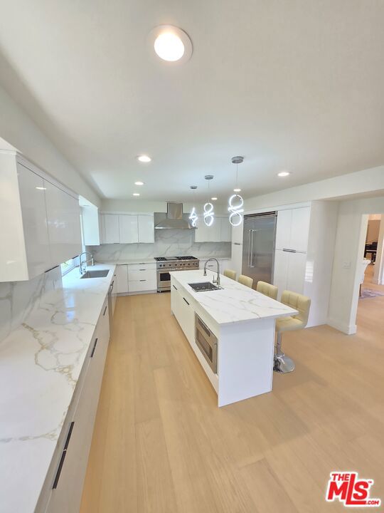 16544 Park Lane Circle, Los Angeles CA: https://media.crmls.org/mediaz/9adb699c-f813-4987-8136-051c86503374.jpg