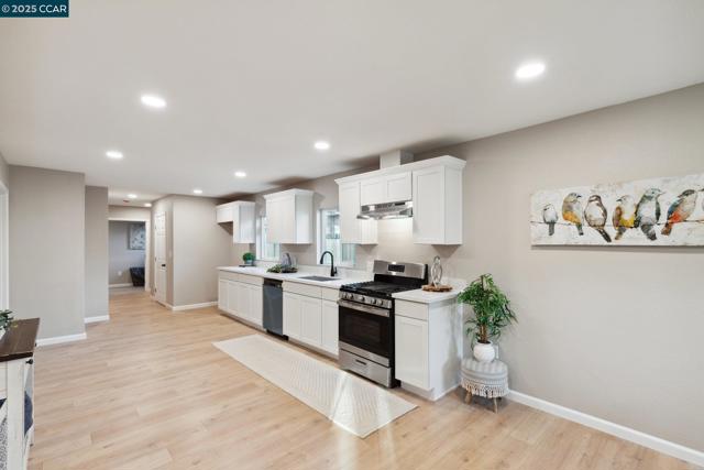 325 N 3rd Ave, Oakdale CA: https://media.crmls.org/mediaz/9adbd929-e401-49a5-9986-14dfa8558591.jpg