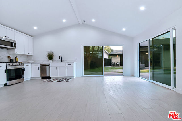 4512 Libbit Avenue, Encino CA: https://media.crmls.org/mediaz/9add6e2f-524f-43fd-a166-c0cf8c3ec545.jpg