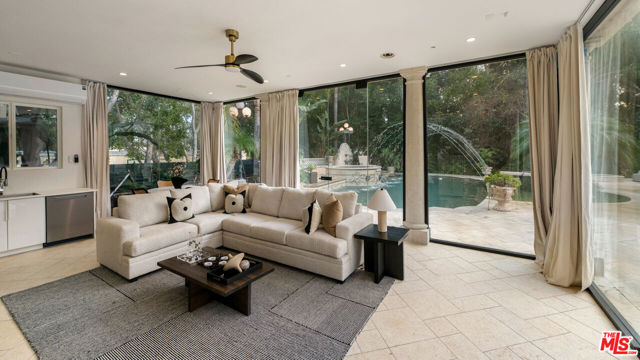 1021 N Crescent Drive, Beverly Hills CA: https://media.crmls.org/mediaz/9addc833-3112-494e-bf0a-c9eb352dccf6.jpg