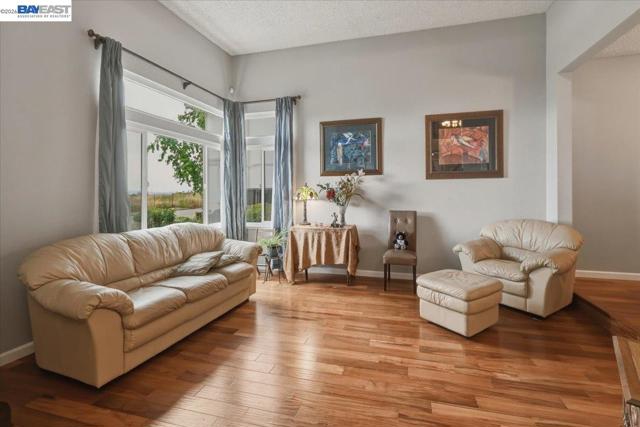 466 Crystalline Dr, Fremont CA: https://media.crmls.org/mediaz/9ade259e-938d-4423-97f2-31e764952fab.jpg