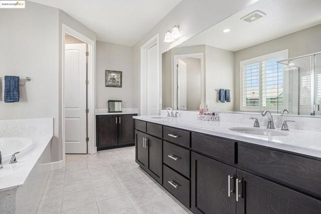 525 Stone Mountain Dr, Oakley CA: https://media.crmls.org/mediaz/9adf5421-5ab2-430b-9714-d4c969540a7c.jpg