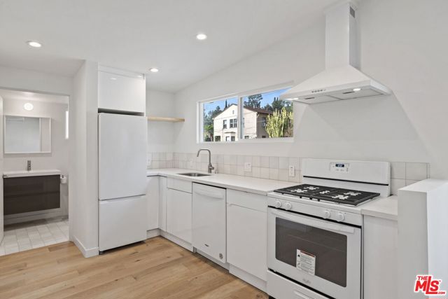2214 1/2 Echo Park Avenue, Los Angeles CA: https://media.crmls.org/mediaz/9ae0269d-43aa-4533-9b31-16947bff892a.jpg