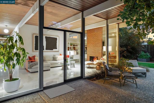 206 Santa Fe Dr, Walnut Creek CA: https://media.crmls.org/mediaz/9ae08444-b76b-488b-899d-8a11c2b879c9.jpg