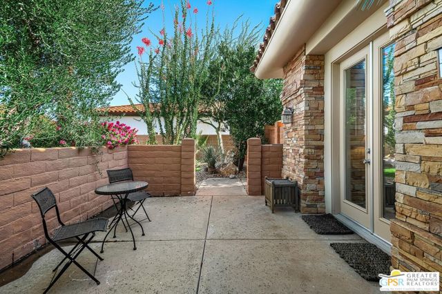 575 E Bogert Trail, Palm Springs CA: https://media.crmls.org/mediaz/9ae278a7-f5a7-496f-9035-5b4599e1f6f5.jpg