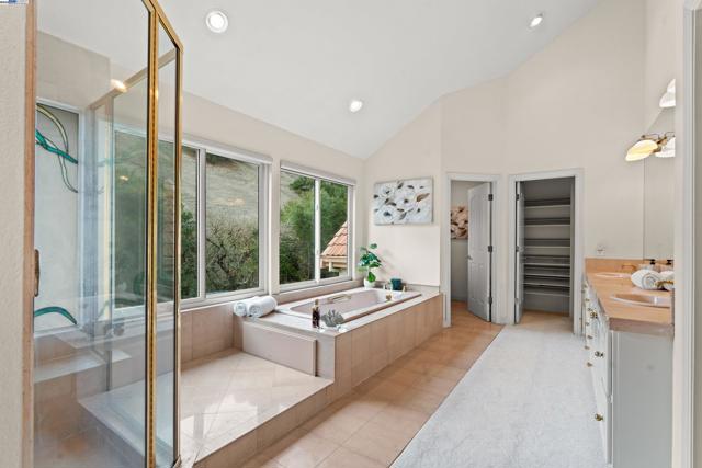 3146 Blackhawk Meadow Dr, Danville CA: https://media.crmls.org/mediaz/9ae30b03-58ed-4674-b693-83b32b361fd7.jpg