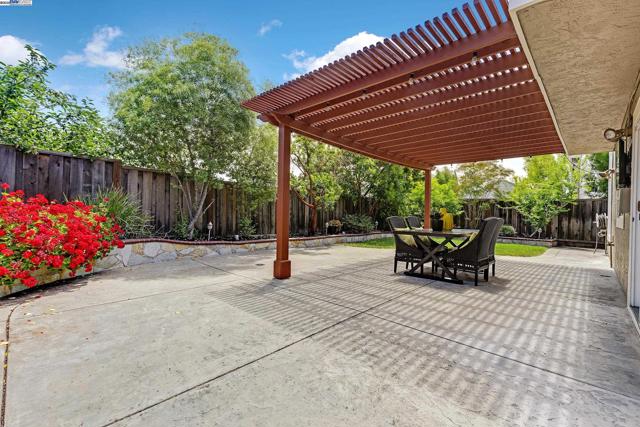 7777 Crossridge Rd, Dublin CA: https://media.crmls.org/mediaz/9ae3831e-76cc-4fd9-9e06-3607bd58bb1b.jpg