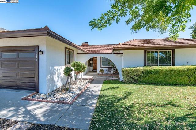 1059 Lakehurst Rd, Livermore CA: https://media.crmls.org/mediaz/9ae4c4fe-6208-420e-aafa-e4488209ca41.jpg