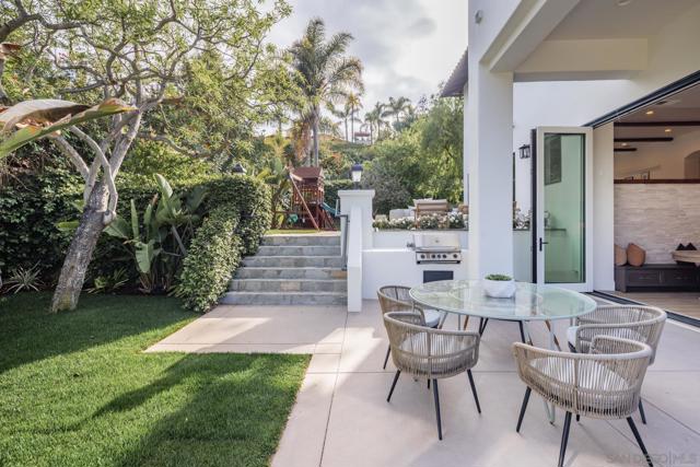 2815 Santa Fe Vista Ct, Encinitas CA: https://media.crmls.org/mediaz/9ae4fed6-17bb-4eec-aca0-ae472a61674f.jpg